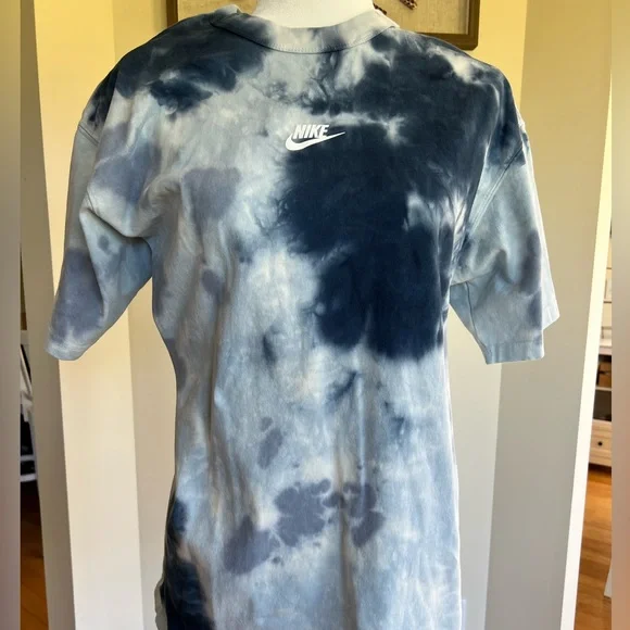 Nike Blue Tye Dye Loose Fit T-shirt size Small - Picture 1 of 1